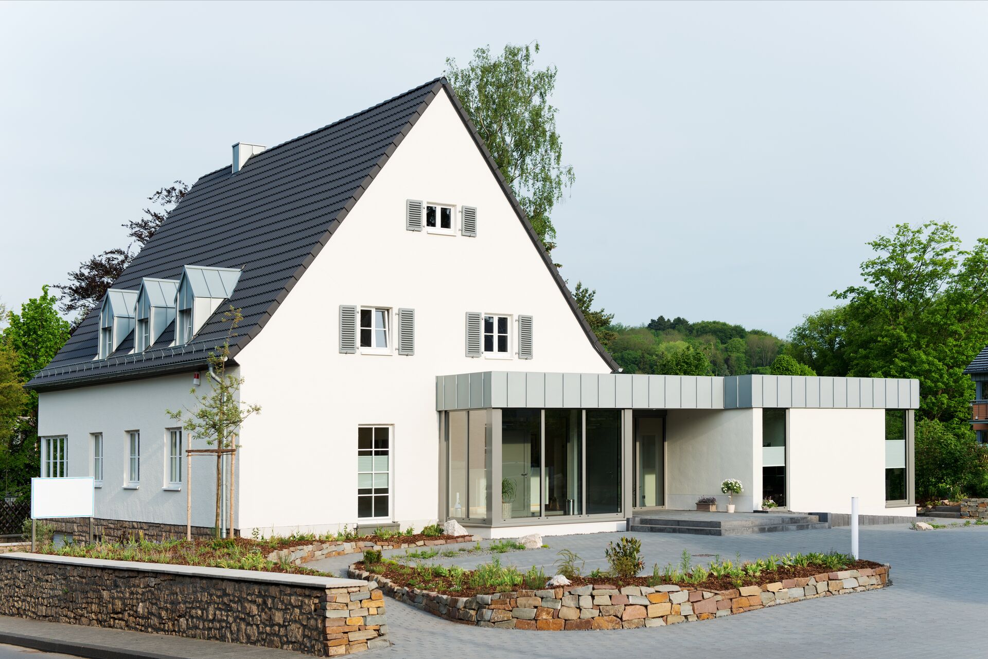 Steildach bei Neubau-Haus mit Flachdach-Anbau